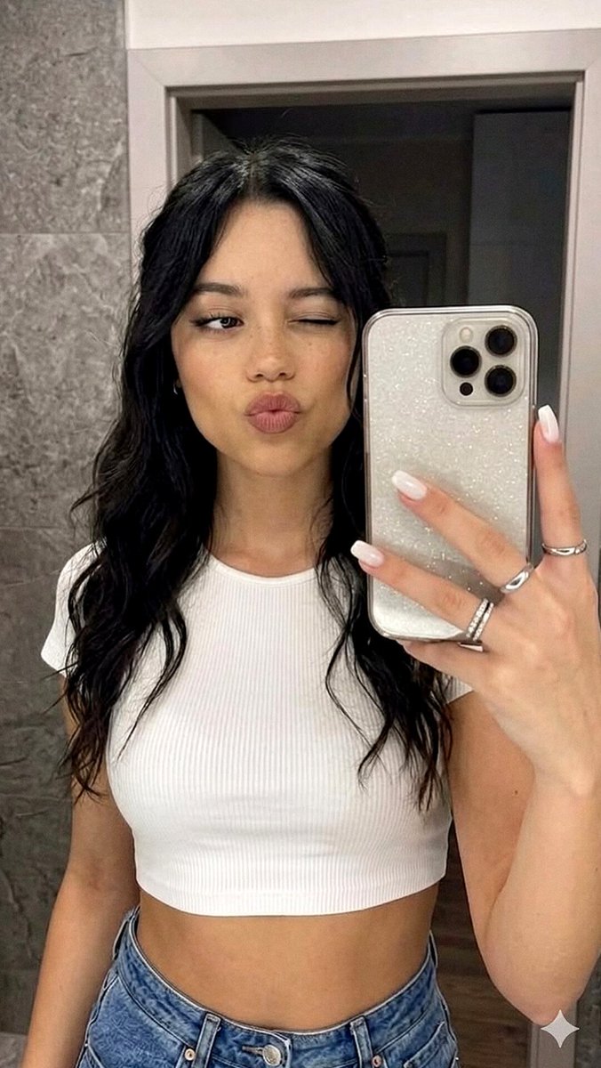 Bhagyasreestan's tweet photo. Jenna Ortega in mirror selfie 🤍🤌 https://t.co/R7KoZSoa1U