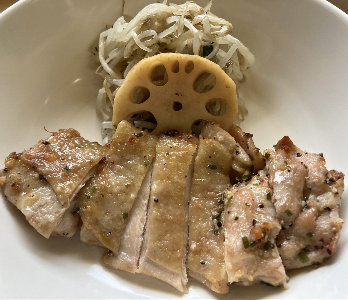 ranmanhanacafe's tweet photo. 今日のランチはネギ塩チキン🐓
香ばしく焼き上げたチキンに風味豊かなネギ塩だれをたっぷり✨さっぱりとした味わいでご飯がすすむ一品です😊
ご来店お待ちしております🙇

#安房医療福祉専門学校南房総校 
#南房総市 #花カフェ #らんまん  
#学生食堂 #ランチ #コーヒー  
#スイーツ #テイクアウト https://t.co/UYk6hqrM8K