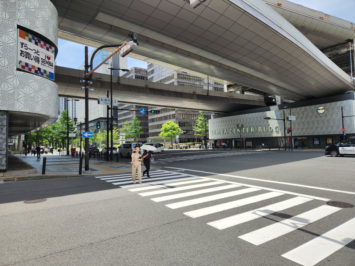 IKO15oji's tweet photo. 大阪最大のビジネス街、御堂筋本町です😃

〽︎24時間戦えますか～
Japanese businessman～♪👴🥵
バブル時代より暑くなったので、みんなで夜中に仕事したら良いと思います🤔
代わりに宗右衛門町とか新地では、昼間にぼった○り無しの健全経営を😄🙇‍♂️🙇‍♂️

さてお昼は船場センタービルで探します😋 https://t.co/8msvoKUAzo