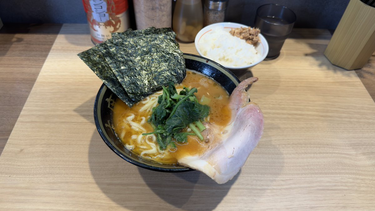 AZLapin's tweet photo. 末廣家
ラーメン(全部普通)
ライス

吉村家にさらにパンチを足したような感じかな？濃いと聞いてたから不安やったんだけどめちゃくちゃ美味かった！

いい家系旅の締めになりました。 https://t.co/C2RmISgOJe