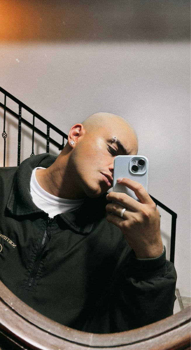 imcamhbu's tweet photo. la vdd me veo chimbita, pero también soy este emoji🧑‍🦲 https://t.co/eXReAsHPDJ