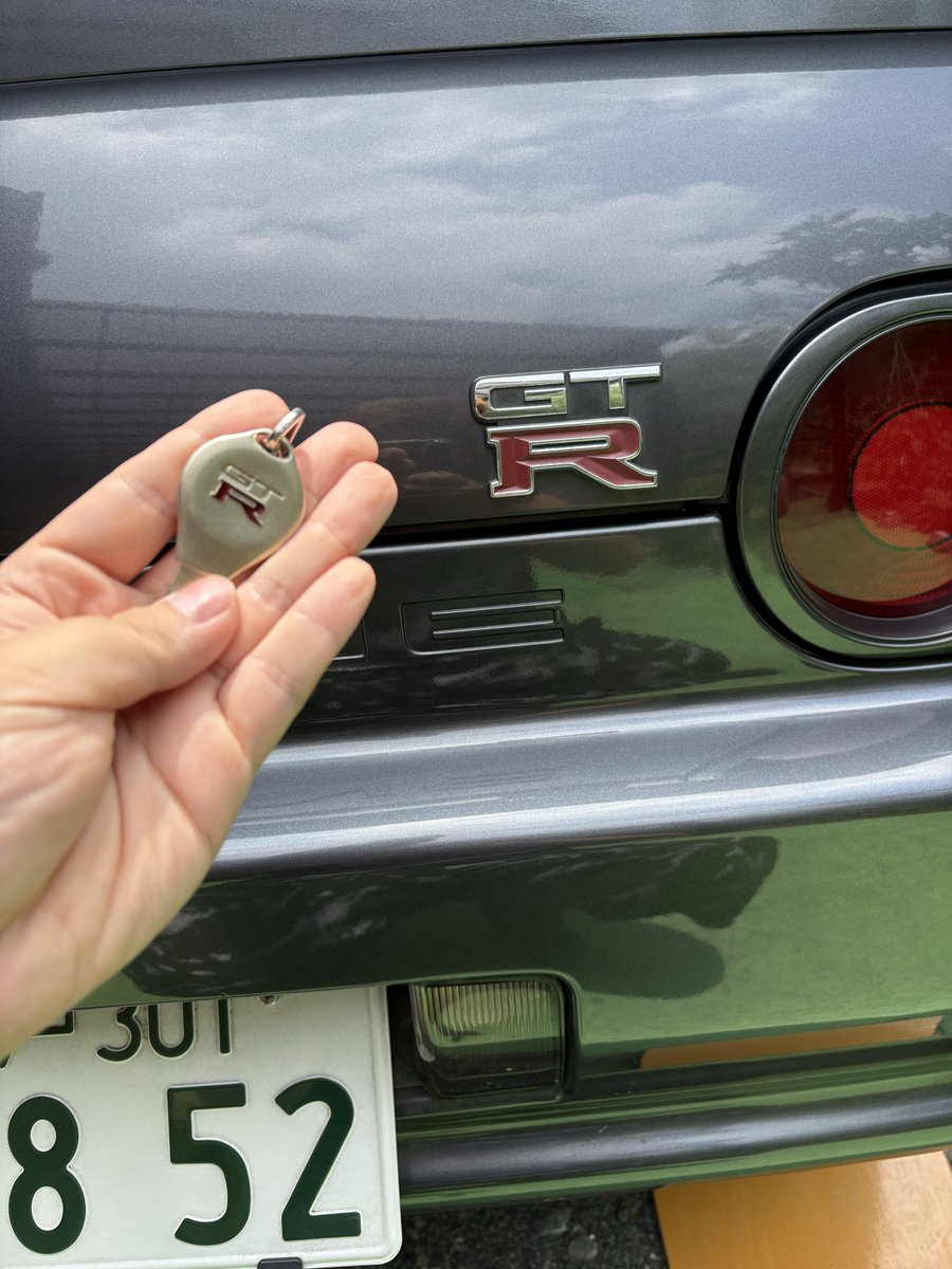 ORIENSU_34's tweet photo. ご報告
この度スカイラインGT-R BNR32納車されました。
やっと夢が叶いました。
ずっと憧れ続けたGT-Rなので、いくら掛かっても直しながら乗っていくつもりです。
まだまだ未熟者ですが、この車に似合う漢になりたいです。 https://t.co/MOOlxUVeLQ