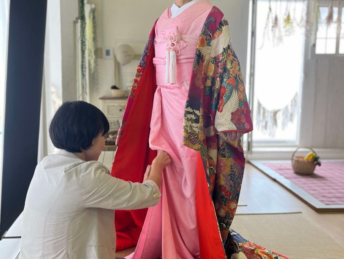 konshakyo's tweet photo. 2026年度、婚礼打掛振付夏期講習会 PHOTONEXT2026でも好評だった講習会です。 打掛の振付でお悩みのカメラマン、写真館、着付け師、美容師、衣装店、の方ぜひお待ち致しております。 #日本婚礼写真協会 #婚礼写真 #PHOTONEXT2026 #打掛 #白打掛 #色打掛 #和装婚礼 #和婚 #新郎 #新婦 #花嫁 https://t.co/g8URekjW1l