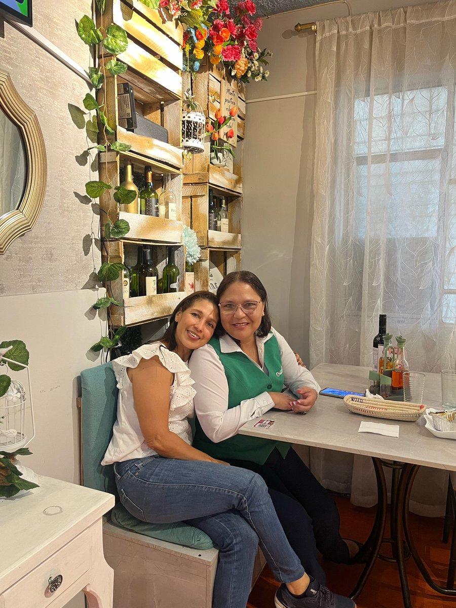 AriadnaDuque's tweet photo. Aquí ven como 33 años de amistad… Antes por medio de cartas ahora por WhatsApp, pero siempre comunicadas.✨🙌🏻😝 👯‍♀️ https://t.co/qBrW8uYRpZ
