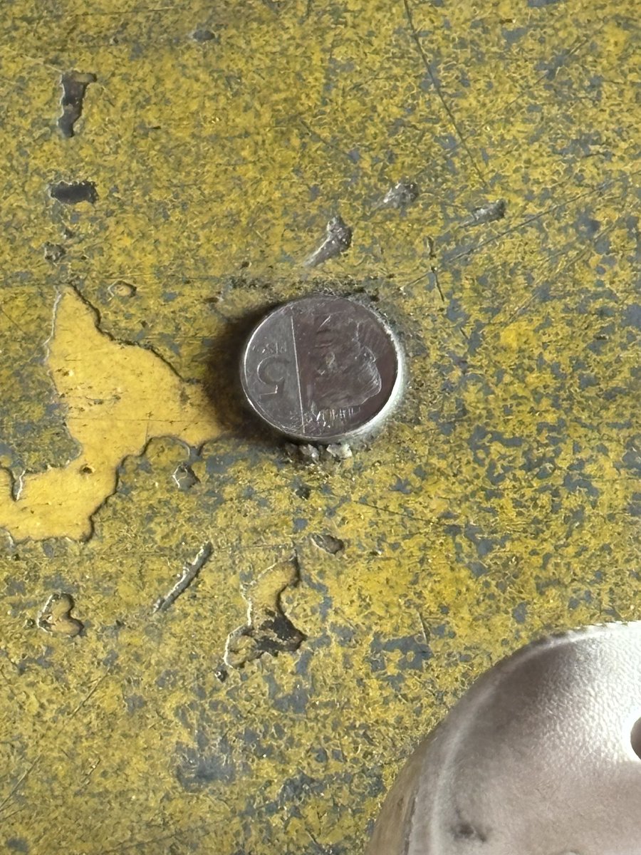 ainanupi's tweet photo. tanginang jeep to may limang piso na nakamighty bond sa lapag buti di ko  pinulot https://t.co/GmpuDaVOhU