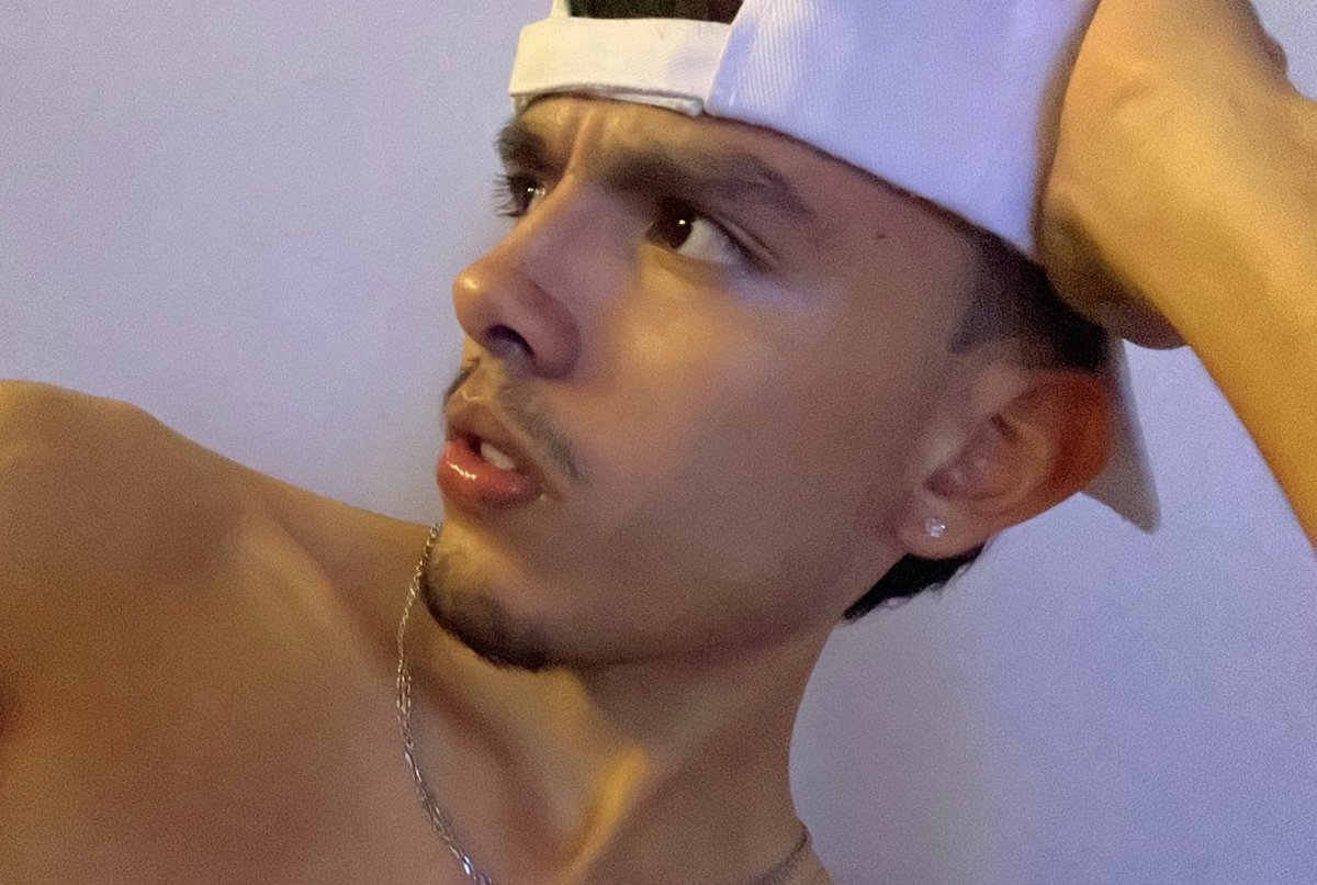 Nls__cn's tweet photo. La pose más casual, porque es mi perfil fav jajaja https://t.co/qPig2pHapw