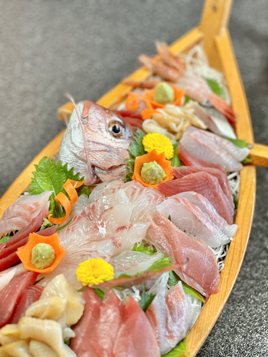chunbi_mu's tweet photo. テーブルにどーんと運ばれてくる豪華な舟盛り！これを見るだけで、一気に夏休みのテンションが上がりますよね😍❣️魚の街・氷見ならではの宴会を楽しんでください🐟✨
今年の夏休みは、気心の知れたみんなで集まって宿泊宴会はいかが？🙋‍♀️💕宴会のあとも移動の心配をせず、そのままみんなでお布団にゴロゴロ飛び込めるのが、民宿お泊まりのいいところ👍
たっぷり食べて飲んだ翌朝は、サウナでアツアツになった身体のまま、目の前の海へ飛び込んでクールダウン❄️
飾らない、でも最高に濃い夏の思い出を、あおまさで一緒に作りましょう🌻🍉

ご予約、空き状況のチェックは24時間HPから可能です😊💕お盆など人気のお日にちはお早めにどうぞ✨
https://t.co/DtXeBJVrLq