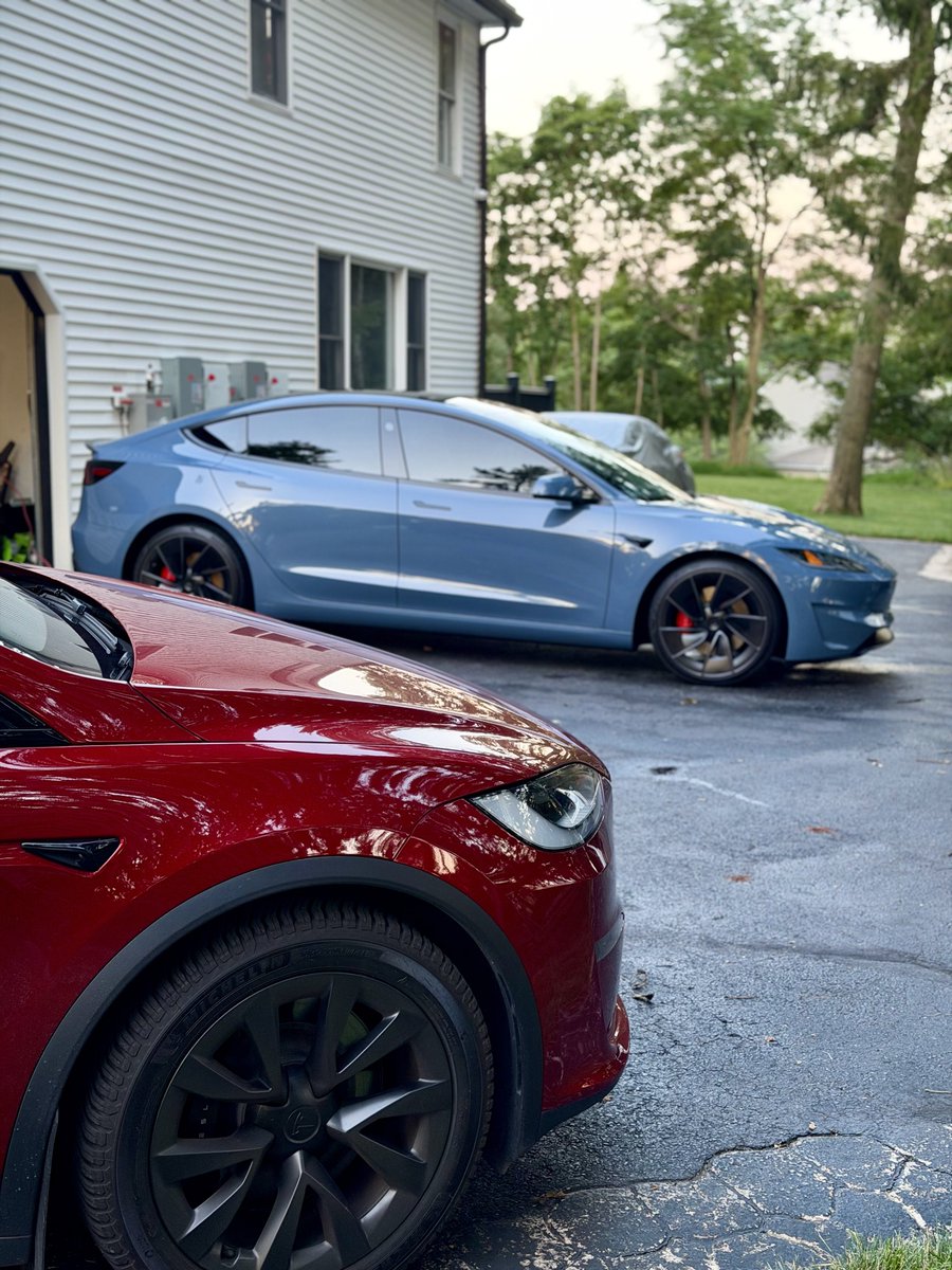 RoncitoEV's tweet photo. Ultra Red or Frost Blue? https://t.co/QMVN8248Lo