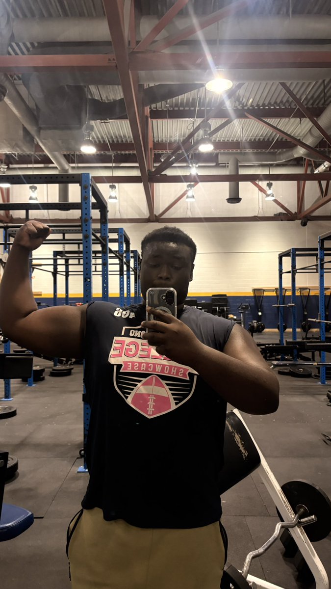Amaris_Bounds's tweet photo. 2 Hour workout, then straight to the playbook. Thats dedication💯 #fypシ゚viral #Co29 #Dedicated https://t.co/U4l4WQph4j