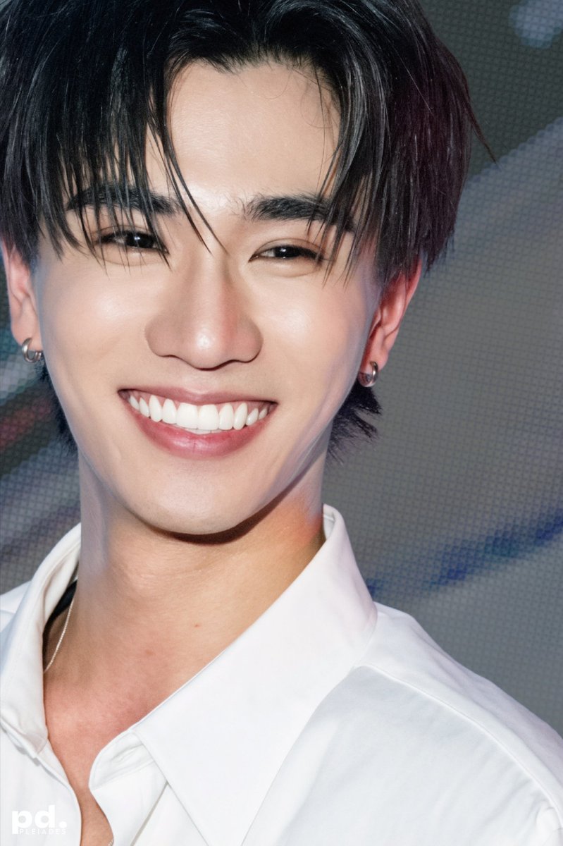 Fahh283115's tweet photo. เมะยิ้มสวย                 VS                เคะหน้าดุ https://t.co/9nAZRAwvC0
