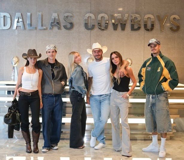 dallascowboys's tweet photo. The Beckhams and the ‘Boys 🤠 https://t.co/YQrDeGAApm