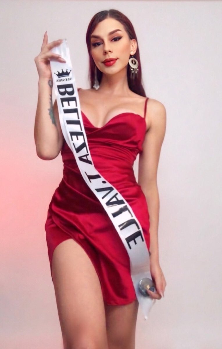 AhriDuran's tweet photo. A representar con orgullo y amor ���️‍⚧️❤️
Toda una comunidad 
Srta. valle,nuestra belleza trans colombia 🇨🇴 https://t.co/LhzwffJczI