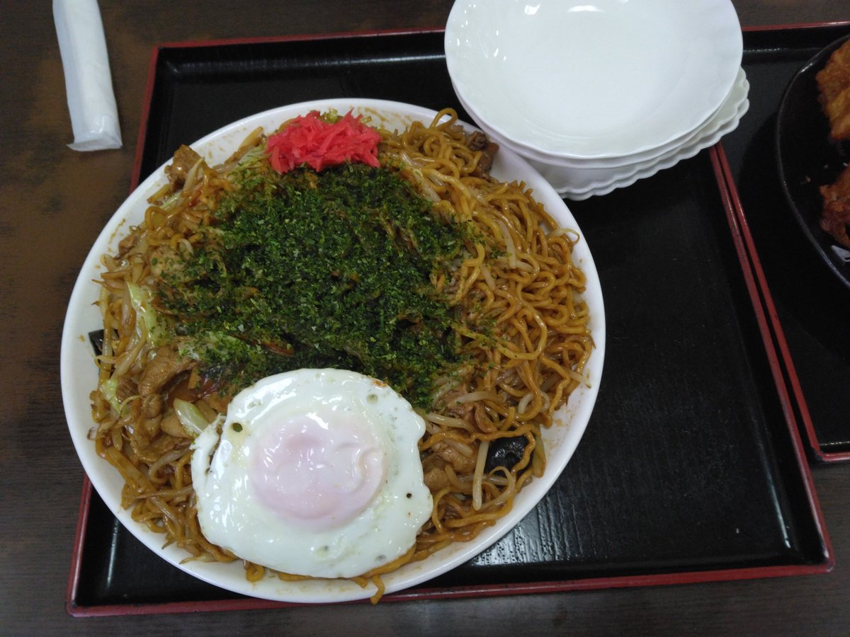 NativeSendai's tweet photo. 仙台を代表する激盛り激旨の店「久美食堂」！ソース焼きそば1200円とからあげ8ヶ単品1400円をかみさんとシェアしましたが半分は持ち帰りとなりました。焼きそばだけでも3～4人前ぐらいあって豚肉も豊富で旨いんです。 https://t.co/ddoaSAXt1J