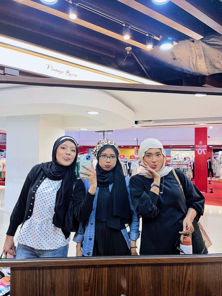 cwomwel's tweet photo. day 1 temenan sm temannya ian awokawok. prinsip "temannya temanku adalah temanku"😇
@dumpiancutie @cheetahyay #extrovert #ENTJ https://t.co/8czrmMVt7R