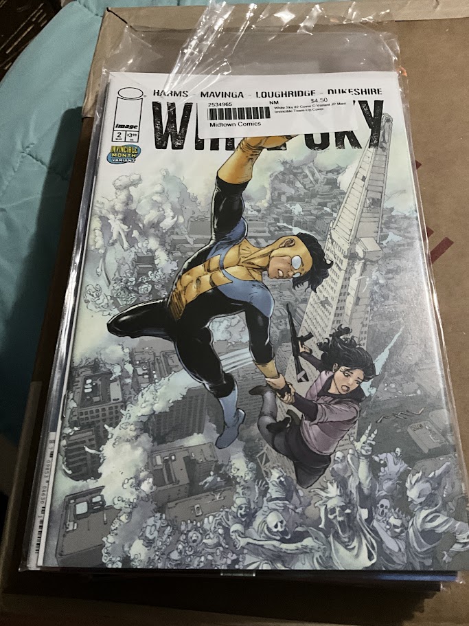 startcomicbooks's tweet photo. Mail call madness continues! Pulled White Sky #2 (Cover C Invincible Team-Up Variant) from the exact same @MidtownComics delivery! The cover art by JP Mavinga is out of this world. Loving this run from @ImageComics!

More at https://t.co/quaOPOEeoj #WhiteSky #ImageComics https://t.co/Pa6oxnScpr
