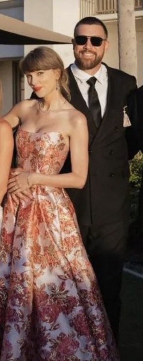 darlingletssrun's tweet photo. Crazy to think that this is the first official picture of the newlyweds https://t.co/nczxQLYYqE