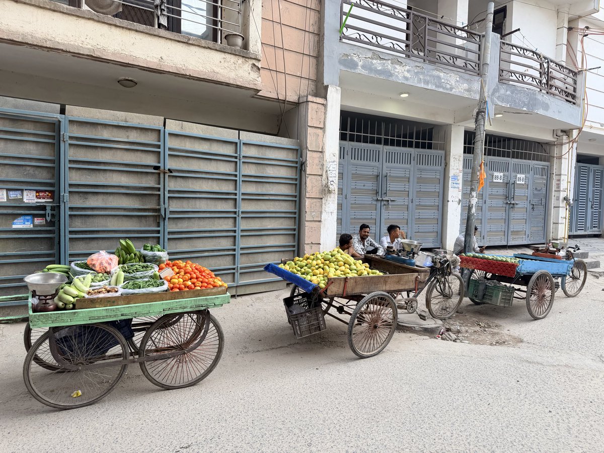 zraches's tweet photo. Despite repeated complaints to @MCD_Delhi through the app, phone calls, emails, and even in-person visits, no respite  seen.
Every morning, vegetable vendors block our residential gate and the crucial T-junction, causing severe inconvenience and traffic chaos. To make matters worse, many behave aggressively and refuse to move even after repeated requests.
Please take immediate action. #Delhi #MCD #CivicIssues