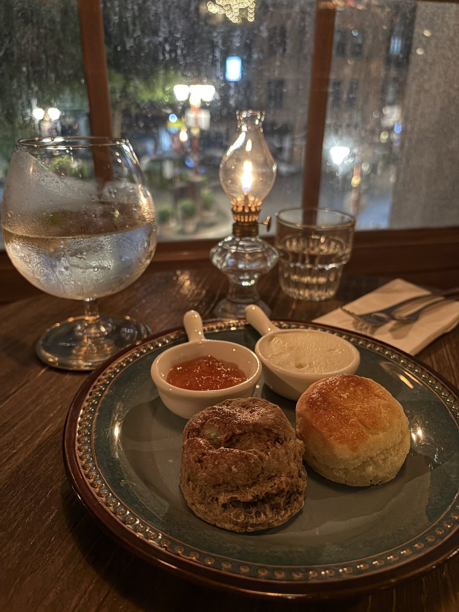 reitanaka_119's tweet photo. 真夜中の迪化街🍸🫖🦉🌙
台北・大稻埕にある人気の『ASW Tea House』、夜はバーとして深夜0:30まで営業しているなんて。

昼間の賑わいはどこへやら、誰もいない迪化街のメイン通りを歩き、重い扉を開けるとそこは大人の隠れ家。オリジナルカクテルとスコーンセットで優勝した夜🌃🏮 https://t.co/Yc4vZYBhdc