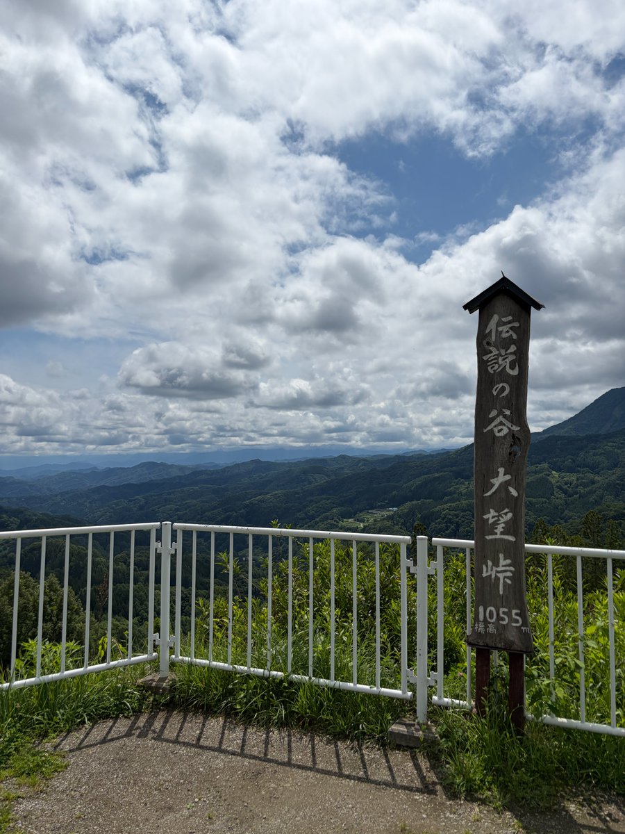 kinasatiku's tweet photo. \ おはこんばんちは 🥵 /
鬼無里も暑い日が続いています。雨も降らないので農家の方は大変そう💦
大望峠も日差しはしっかり夏ですが、吹き抜ける風はとても爽やかです🌿
鬼無里へお越しの際は、暑さ対策をしながら夏の景色を楽しんでください😊
#鬼無里 #大望峠 https://t.co/H63f6rkUMM