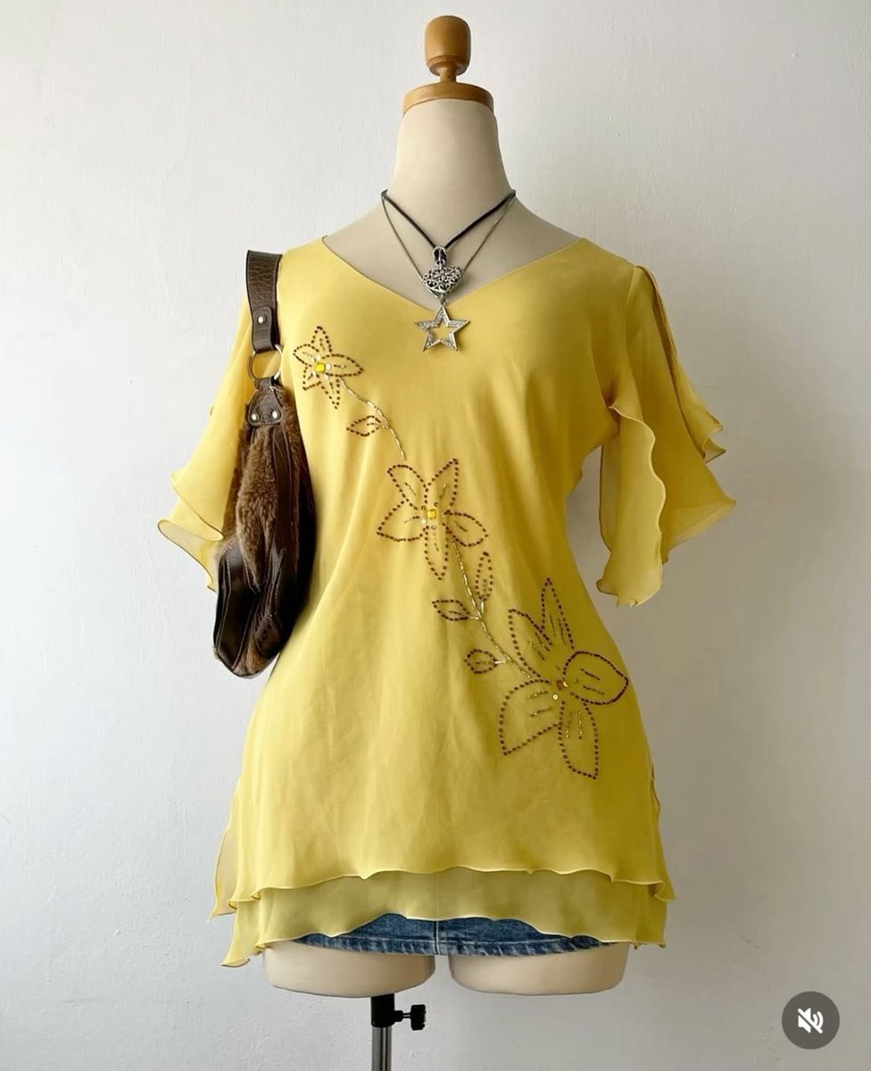 okbleue's tweet photo. @pipebomb444 Softer fabric longer sleeve clothings works so well too! Like the white see through-ish soft fabric button ups! Or in my case i really like my yellow tee and my gorillaz tee too... here are some i rlly like lowk 😭. https://t.co/l1RD1wwiVD