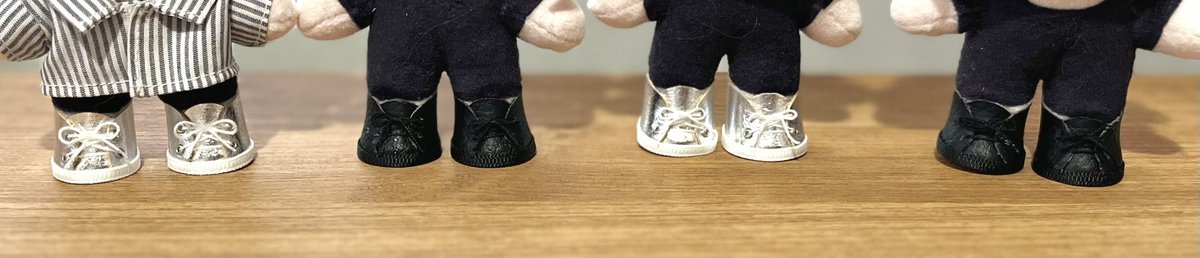 Scantinato_K's tweet photo. ポージングぬい用のお靴の出来たー✨️
前に作ってた茶色より丈を短くしたけど安定してるので大きさはこれで決定！

足隠れちゃうポンチョしかお洋服全員分無いのでちょっと足元だけで😂
次は試作途中のサロペットと、完成したけどやっぱり型紙から改良したいシャツを作る https://t.co/MsjrTqmieh