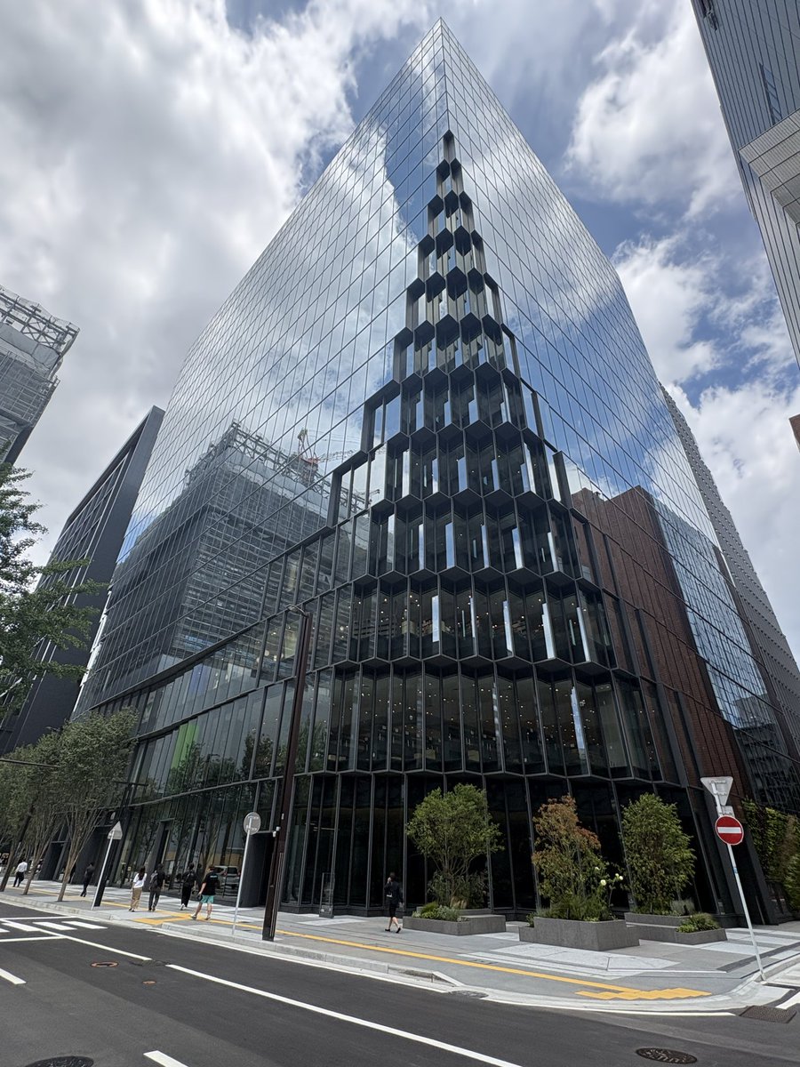 kusunoki_log's tweet photo. 天神ビッグバンで建設が進められていた「天神ビジネスセンターⅡ」🏙️

以前の工事中の姿と比べると外観が完成していました。

福岡市が進める「天神ビッグバン」の一環として整備された地上18階・地下2階の複合ビルで、2026年8月の開業が予定されています。低層階にはジュンク堂書店も出店予定です🌳 https://t.co/0ZXfZZjQ5o