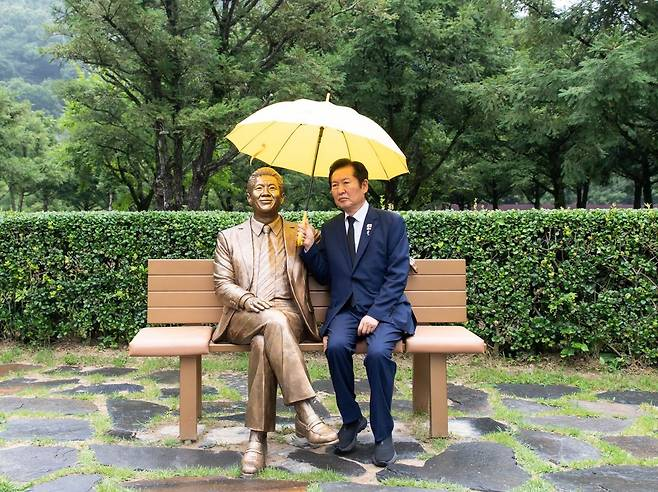 sogum77's tweet photo. 김민석이 당대표가 되기도 전에 선호투표제가 통과됐는데
당선된다면 대선후보 경선룰은 가만둘까요? 
1인1표제 청년가중치 논란은 새발의 피일 가능성이 높죠.
벌써부터 신천지당원 이야기가 왜 나올까요?
1인1표제도 위태롭습니다.
알정찍은 단순 정청래 지키기가 아닙니다.
민주당 지키기입니다. https://t.co/3PEODZElsf