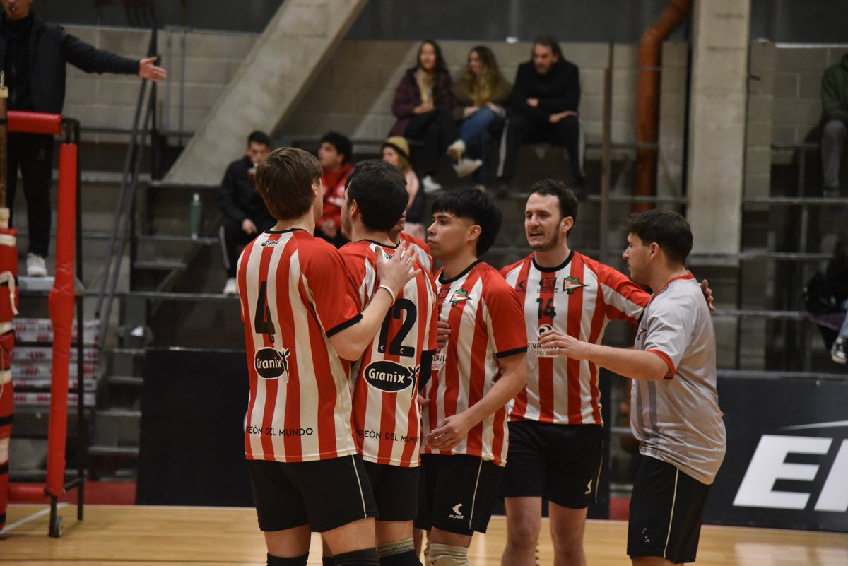 EdelpVoley's tweet photo. ¡Victoria contra Ferro en el cierre de la fase de Clasificación 🇦🇹💪!

🔸️ Estudiantes 3 - Ferro 2
▫️ 25-23, 22-25, 25-17, 21-25, 15-7

🔝 Así finalizó en el seguno lugar y jugará en la Ronda Campeonato

#VamosPincha #EDLP #EDELP https://t.co/DdLpI6Wvvg