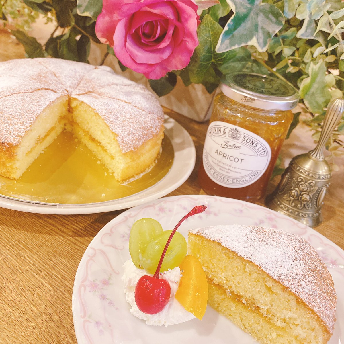 emaidofficial's tweet photo. 『 ヴィクトリアサンドイッチケーキ 』
焼き上がりのお知らせ🧸🇬🇧

ヴィクトリア女王のために作られたお菓子でイギリスでは定番のケーキです♪

当館ではスポンジケーキの間にストロベリー・ラズベリー・レモンカードなどを日替わりでサンドしてご提供しております♪
(本日はアプリコットです♪) https://t.co/rbZBdLIWQ3