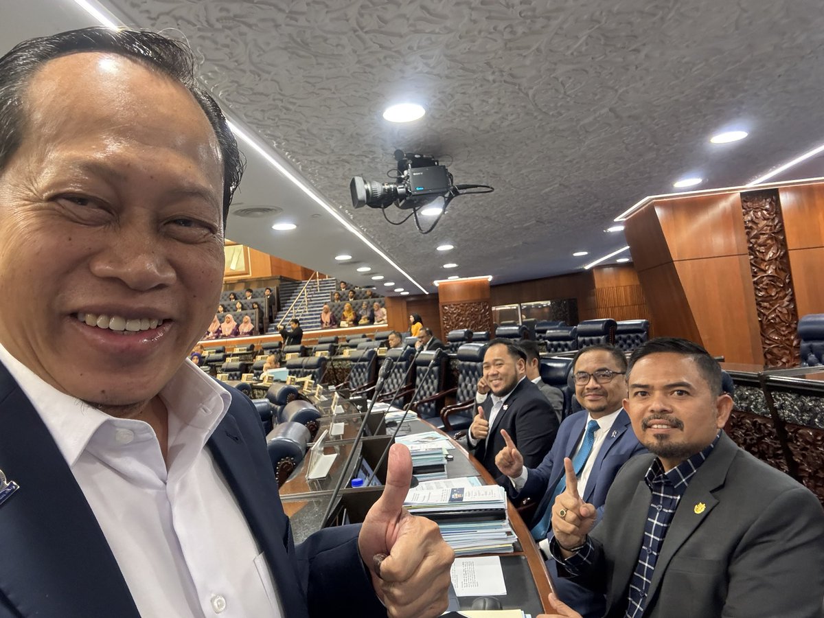 ahmadmaslan's tweet photo. Di #DewanRakyat pagi ini

Mendengar jawapan soalan

Bergambar dengan #AhliParlimen

Rakan #BN #BarisanNasional

Salam perjuangan

Saya ke #Negeri9 

Ptg &amp; mlm ini

Ayuh kita #biru kan https://t.co/AwvqfmnPpE