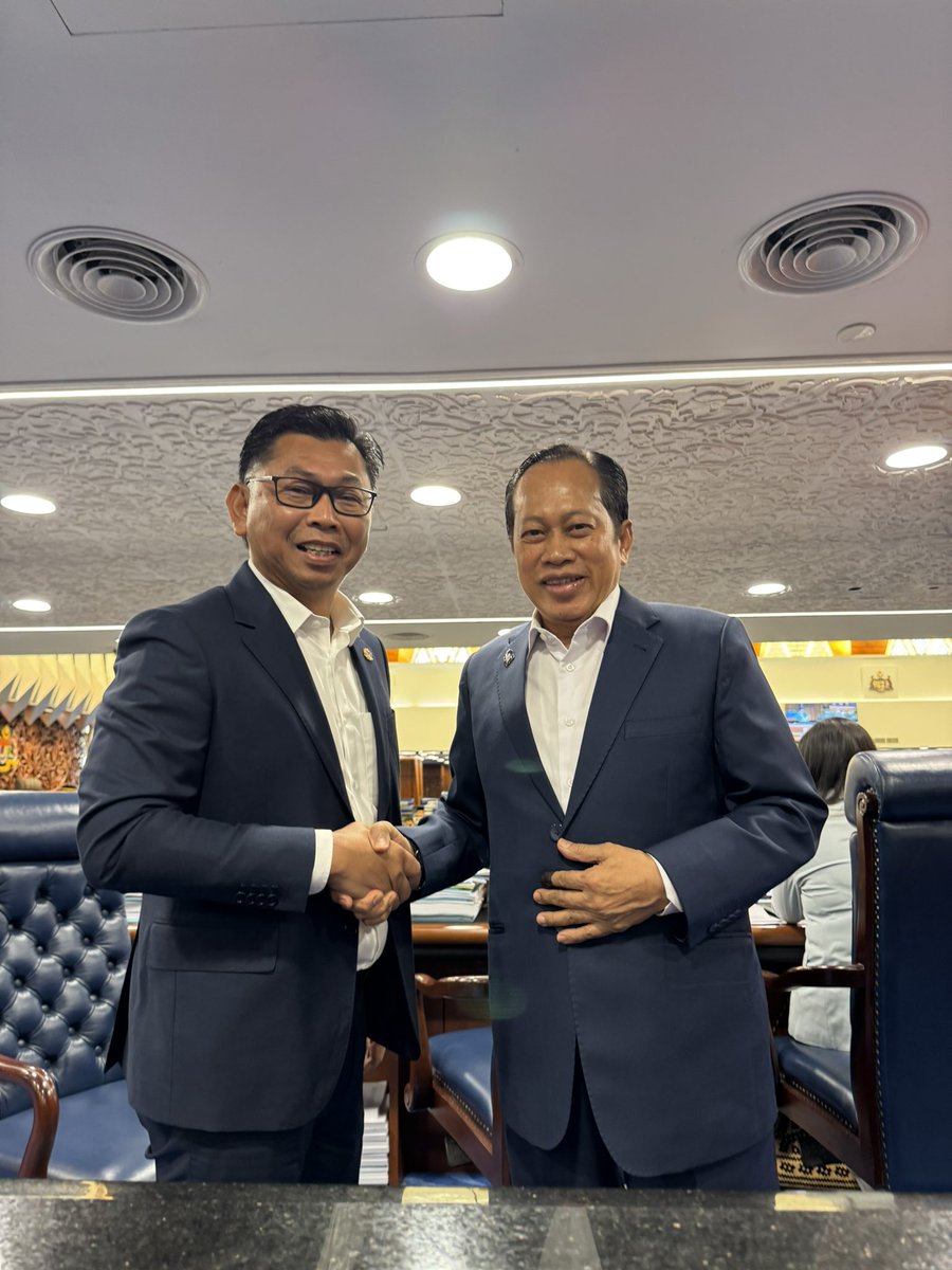 ahmadmaslan's tweet photo. Di #DewanRakyat pagi ini

Mendengar jawapan soalan

Bergambar dengan #AhliParlimen

Rakan #BN #BarisanNasional

Salam perjuangan

Saya ke #Negeri9 

Ptg &amp; mlm ini

Ayuh kita #biru kan https://t.co/AwvqfmnPpE
