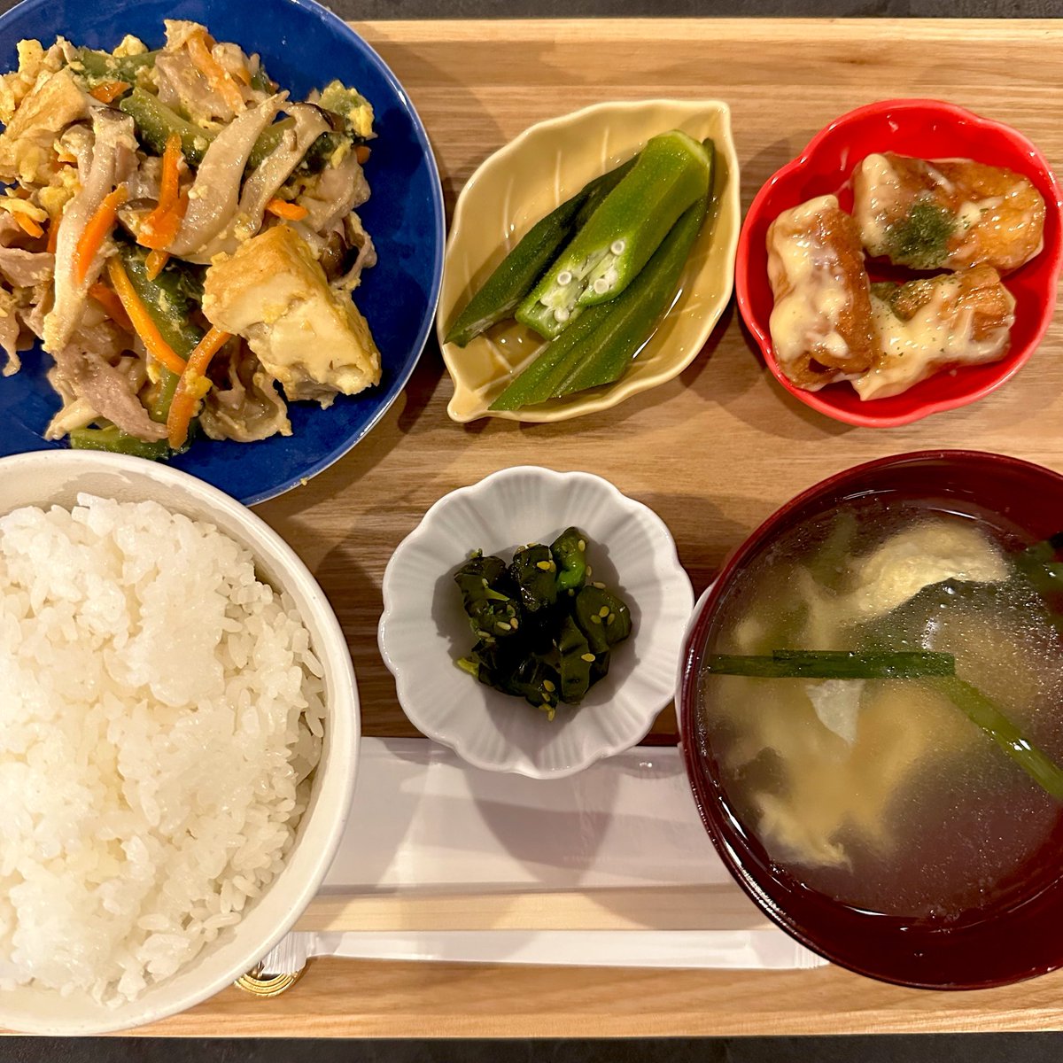 OBANZAI_CUE's tweet photo. おはようございます☀

ランチタイムおーぷんしました🍽️

✳︎おばんざいランチ(小鉢2種、メインおかず、漬物、味噌汁) ¥1000-

今日のメニューは
🍙ゴーヤチャンプルー
🍙オクラの出汁漬け
🍙ちくわマヨソース
🍙ニラ玉スープ

✳︎肉吸い＆蘭王卵のTKGセット　¥950-

ご飯大盛り無料です✨

ダーツ🎯
オープン〜18時→1000円投げ放題
18時〜ラスト→1000円投げ放題

終日投げ放題1500円

orインコインオールゲーム100円です🙆‍♀️

よろしくお願いします❤️‍🔥