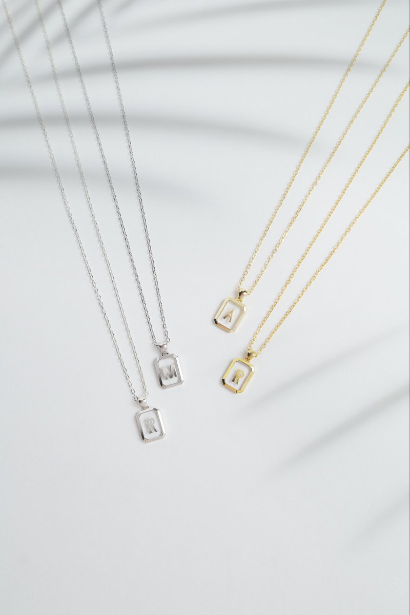 LIVREO_official's tweet photo. 🌴ORDER INITIAL NECKLACEが本日より販売開始🥥

POPUP STOREにて大好評いただいた
イニシャルネックレスが
このたび公式オンラインストアにも登場します✨

ゴールドとシルバーの2色から選べる
イニシャルネックレス。
お好みに合わせてお選びいただける
アルファベットをトップにあしらい
シンプルなスクエアフォルムに仕上げました💎

さりげなく身に着けられる上品なデザインで自分のイニシャルはもちろん
大切な人や特別な想いを込めた
アルファベットもお選びいただけます。

トップとチェーンにはSilver925素材を使用しニッケルフリー仕様で肌にやさしい着け心地です。
上品な仕上がりでデイリーに取り入れやすく胸元にアクセントを添えます✨

POPUP STOREで大変ご好評いただいたイニシャルネックレス💎
会場でお手に取れなかった方や、ご来場が難しかった方も
この機会にぜひチェックしてみてください！

詳細は公式オンラインストアをご覧ください。

https://t.co/5IODJvddtg

#LIVREO #リヴレオ #RIKU