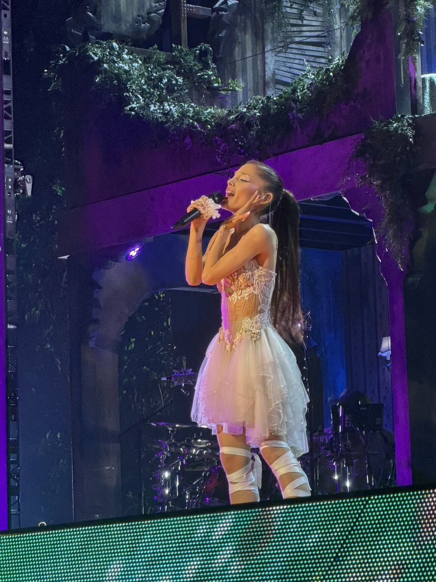richonnelvr's tweet photo. this user has finally seen Ariana live https://t.co/VWnxRuf2Aw
