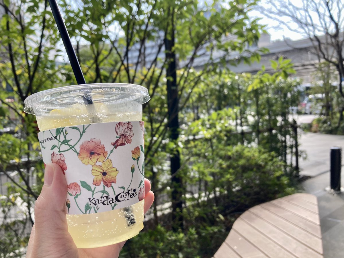 SENDAI_Kaffee's tweet photo. もう本格的に暑いですね💦
熱中症に注意して、お仕事の方も、武道館ライブ参戦の方も、どうぞ涼みにいらしてくださいね！

自家製のレモネードがおすすめ🍋
アイスコーヒーは本日『マンデリン』の豆を使用したスッキリ、クリーンな味わいです◎

 #Bialystocks
 #武道館 https://t.co/LQ70BLrFUA