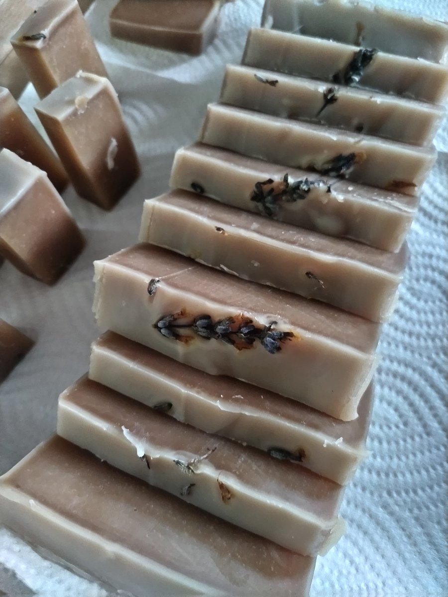 satokofukui's tweet photo. 猛制作の真っ只中ですが、前から作りたかった石けんの手作りWSをやるときいて、急きょ参加させて頂くことに✨️
ガーデンで採れたてのラベンダー入りです🪻石けんって、お肌だけでなく体にもすごく大事な��です…　出来上がりは1ヶ月後、楽しみ。 https://t.co/P7xxPSP28k