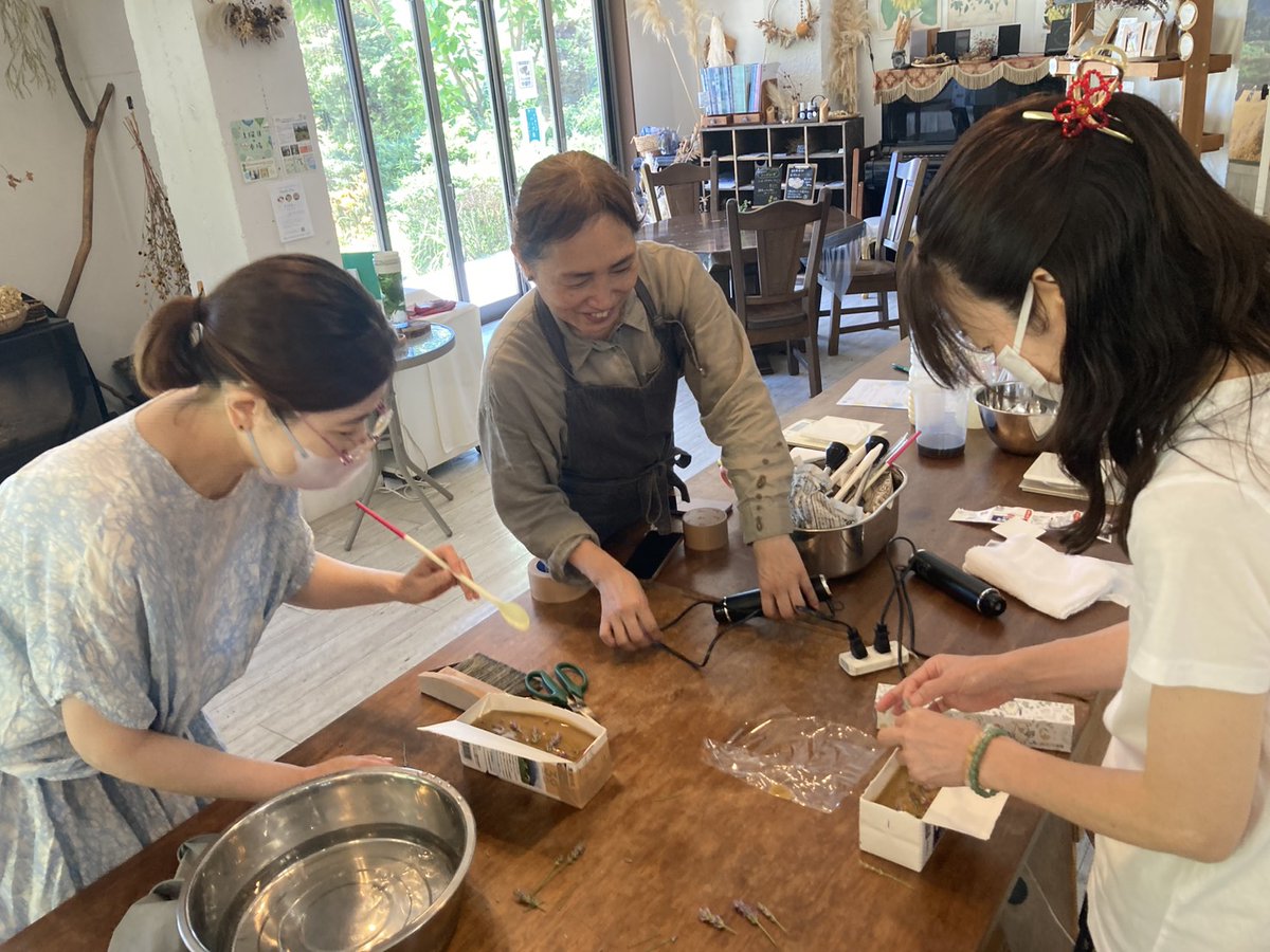 satokofukui's tweet photo. 猛制作の真っ只中ですが、前から作りたかった石けんの手作りWSをやるときいて、急きょ参加させて頂くことに✨️
ガーデンで採れたてのラベンダー入りです🪻石けんって、お肌だけでなく体にもすごく大事な��です…　出来上がりは1ヶ月後、楽しみ。 https://t.co/P7xxPSP28k
