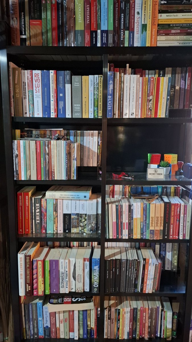 nuraryadint's tweet photo. Karena belum bisa tambah rak buku, jadi sekarang nambah shaf dulu wkwk https://t.co/T46Kgy6xJi