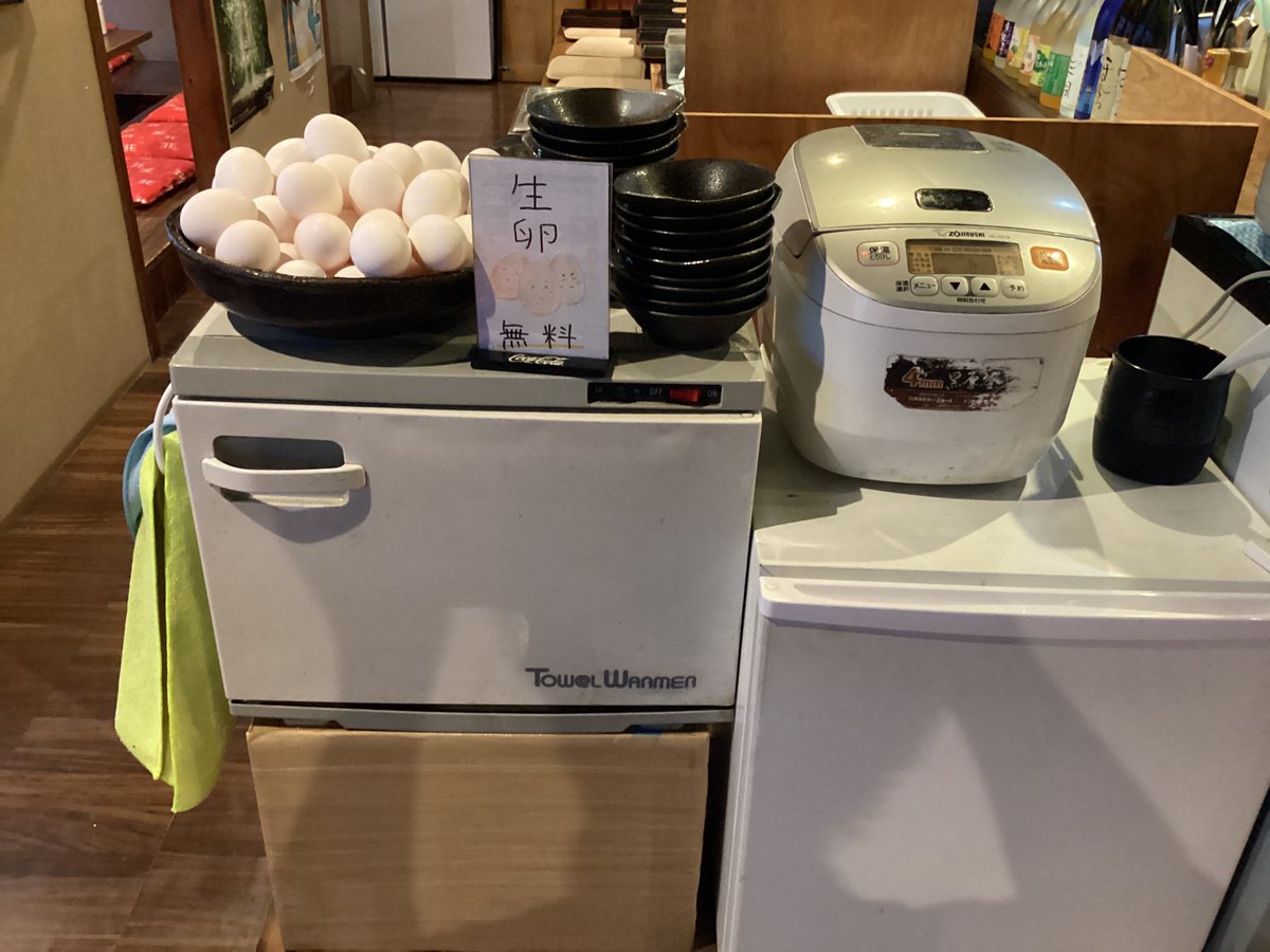 tome_gotanda's tweet photo. とめ手羽五反田店です！
ランチの状況ですが今はこんな感じです😙
セルフサービスで自由に、お客様が卵やカレーをお取りいただけるようになってます！ご飯もご自由にお取り頂いて、お味噌汁についてはスタッフにお申し付け下さい♪
メニューは週で変わります。喫煙も可能🚬ぜひお越し下さい🙏 https://t.co/BWrHoTRKLJ