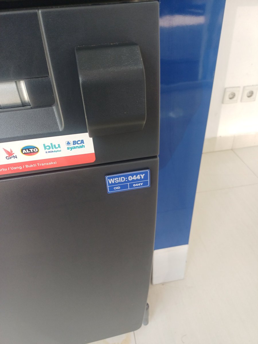 geerje's tweet photo. @HaloBCA saya barusan mau tarik tunai di atm RS Cihos Citra Raya. Setelah atm keluar saya tunggu uang nggak keluar. Cek ke mobile bca status merah mulu. Saya tunggu beberapa saat, cek lagi ke mobile bca, tidak ada transaksi. Syukurlah. Tapi kok nggak ada warning ya. https://t.co/xt3COIsNBN