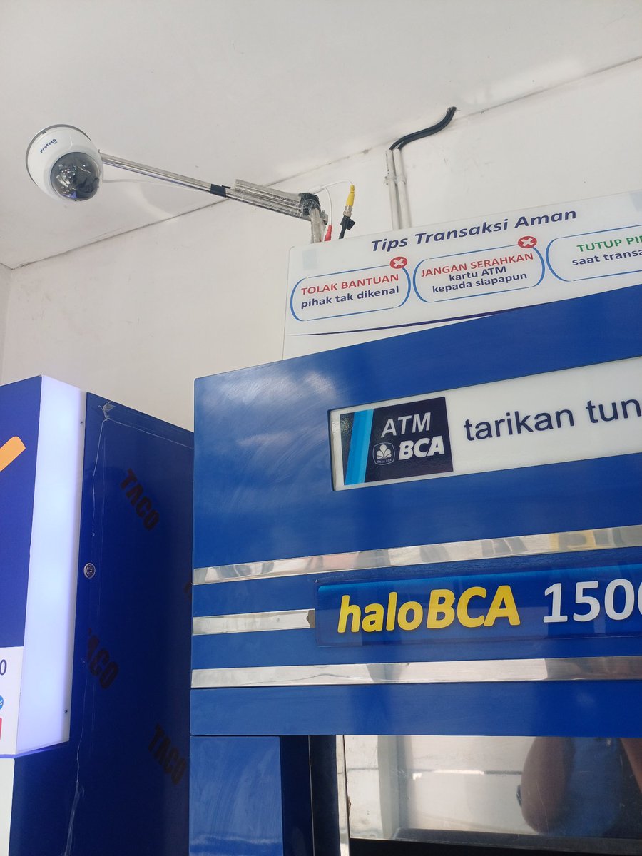 geerje's tweet photo. @HaloBCA saya barusan mau tarik tunai di atm RS Cihos Citra Raya. Setelah atm keluar saya tunggu uang nggak keluar. Cek ke mobile bca status merah mulu. Saya tunggu beberapa saat, cek lagi ke mobile bca, tidak ada transaksi. Syukurlah. Tapi kok nggak ada warning ya. https://t.co/xt3COIsNBN