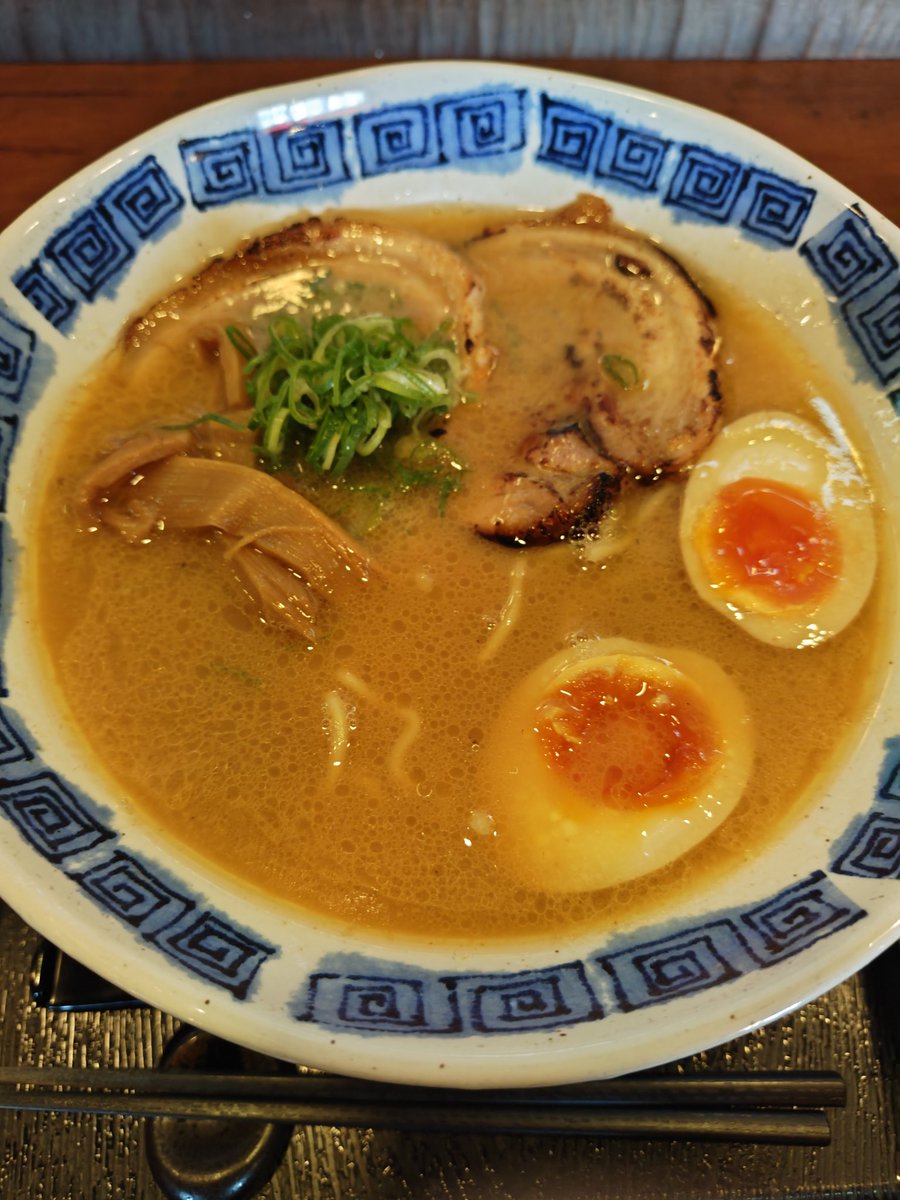 ktaro_o's tweet photo. 高松市の明神そば
醤油＋大盛＋味玉＋チャーシュー1枚追加

こってり感のあるスープが美味い♥ https://t.co/wl5dbgQb1q
