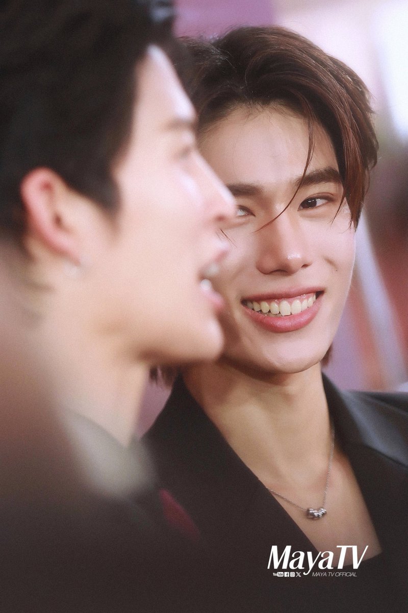 glitteronsunday's tweet photo. ชั้นชอบอินเนอร์ตากล้องพี่มายามาก ทำให้ทุกงานเป็นงานแต่ง คือปอนด์ภูวินแต่งงานกันซ้ำแล้วซ้ำเล่า แต่งมันทุกครั้ง ทุกงานที่พี่มายาไปถ่าย ละรู้สึกตัวเองมีปัญหาเลย อยากถอดเลนส์สาววายออก สายตาของคู่นี้ทำไมมันดูอยาก commit กันมาก มันว้านนนนหวาน หวานตะโกน หวานแบบ pro max หวานตัดขา หวานรถอ้อยคว่ำ หวานเกินเพื่อน หวานแบบมี meaning หวานความในใจที่ไม่ได้สื่อออกไป หวานแบบจะบอกเธอว่ารักหมดไปทั้งหัวใจ เธอได้ยินไหม หวานแบบจะรักเธอไปจนตายทั้งหัวใจให้เธอไปหมดแล้ว ที่รักเธอคือดวงใจของฉัน หวาน!! ใครเข้าใจบ้าง