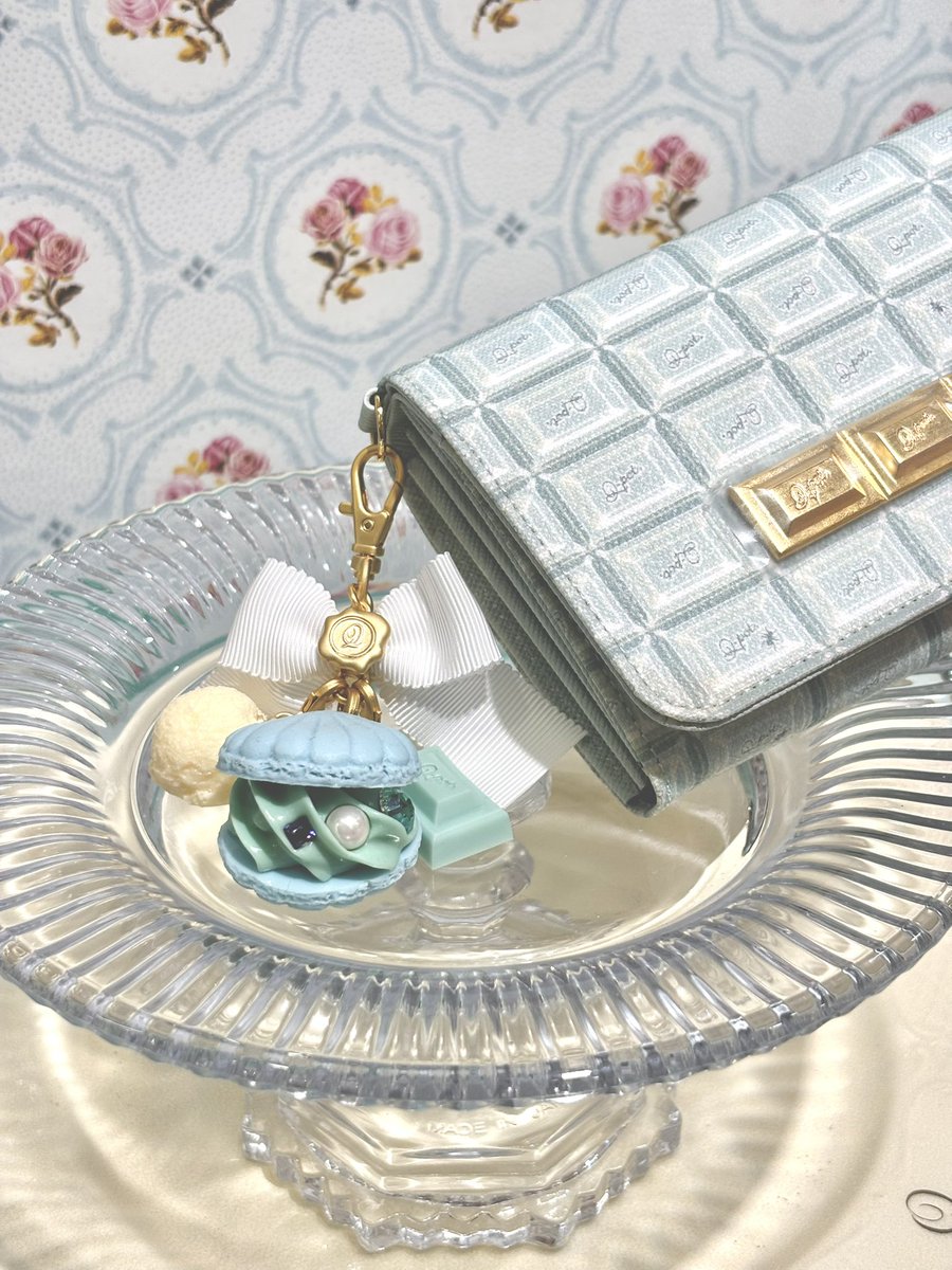 Qpot_SHOP's tweet photo. 【キャストのおすすめ】

アクアミントセット🩵
海の煌めきとミントの爽やかさで
見ているだけで涼しくなるような組み合わせ✨

＊ジューシーココナッツ リボンバッグチャーム　¥5,500
＊シェルマカロン チャーム　¥5,500
＊バニラアイス SSチャーム　¥2,200
＊ミントチョコレート SSチャーム　¥2,200 https://t.co/JQuRNDLar4