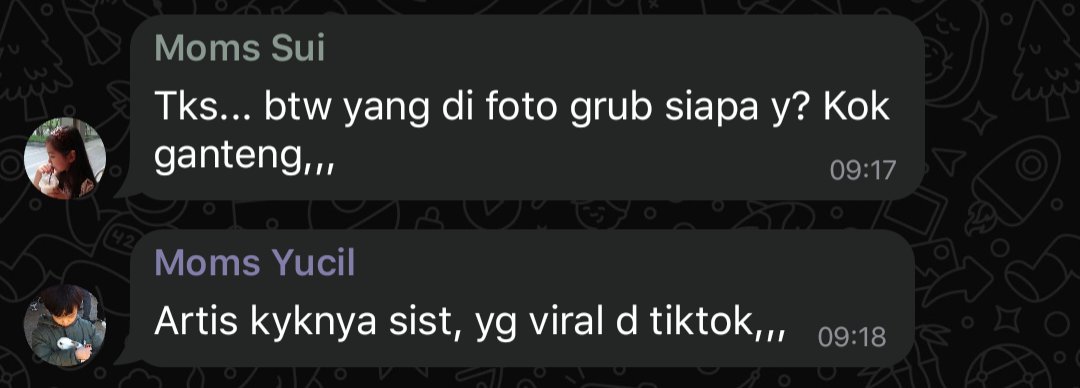 StarcrossedVow's tweet photo. ᅠ
PROLOG

Tersebar screenshot dari group chat WhatsApp ibu-ibu perumahan StarcrossedVow, yang akhir-akhir ini gelisah karena kelakuan putra-putri mereka semakin tidak mencerminkan ideologi bangsa yang besar ini. 

Berdasarkan Peraturan The Chorus Nomor 111 Tahun 2025 terkait pedoman Kebijakan Umum Pertahanan CA Tahun 2026, kelakuan anak-anak di kompleks StarcrossedVow dapat menjurus ke arah ancaman non-militer terutama dalam dimensi sosial budaya dan ideologi.

Ibu-ibu kompleks, sebagai warga negara yang berideologi, bekerja sama mencegah agresi non-militer dengan meminta bantuan Mas Ikhlas, selaku satpam StarcrossedVow yang sudah lulus tes manajer di barak dengan predikat summa cumlaude.
ᅠ