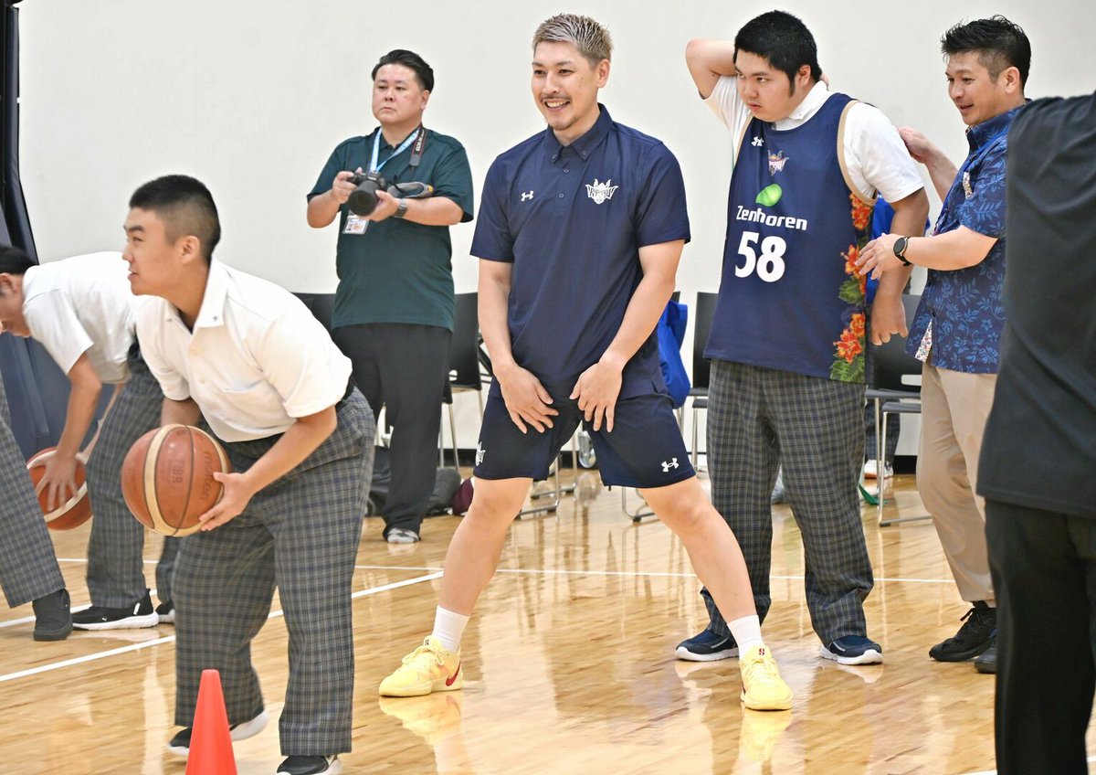 theokinawatimes's tweet photo. キングス山内選手らが美咲特支生とバスケ交流「楽しかった」　沖縄市
https://t.co/zUh14MQXjq https://t.co/O8AfQu2aUm