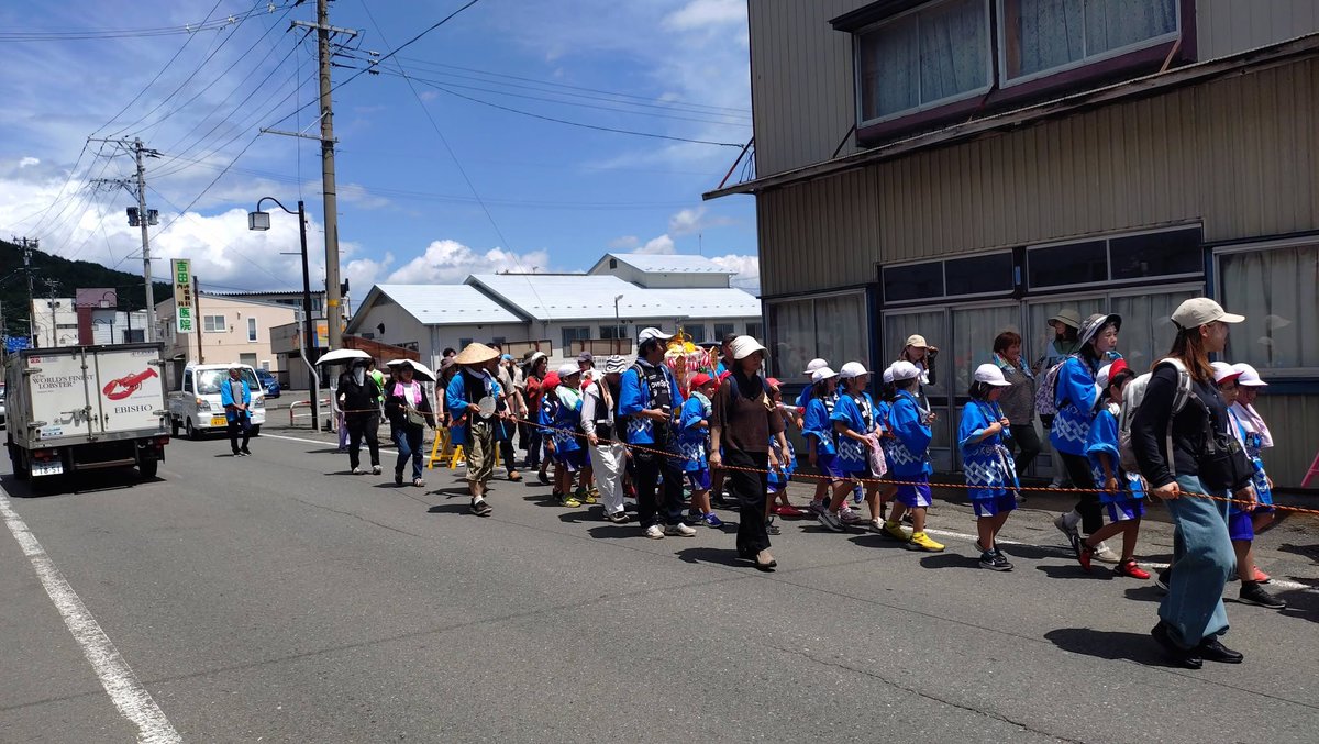 Washinoo's tweet photo. 本日７月15日は八坂神��のお祭りです。
暑すぎるくらいのよい天気で、神社は屋台が出ていて、とても賑わっているはず。
道路を歩く山車に子供神輿と午前中からお祭りの雰囲気がある大更地区。
子供神輿には鷲の尾の飾り樽が使われています。 https://t.co/EOQAjJdLNy