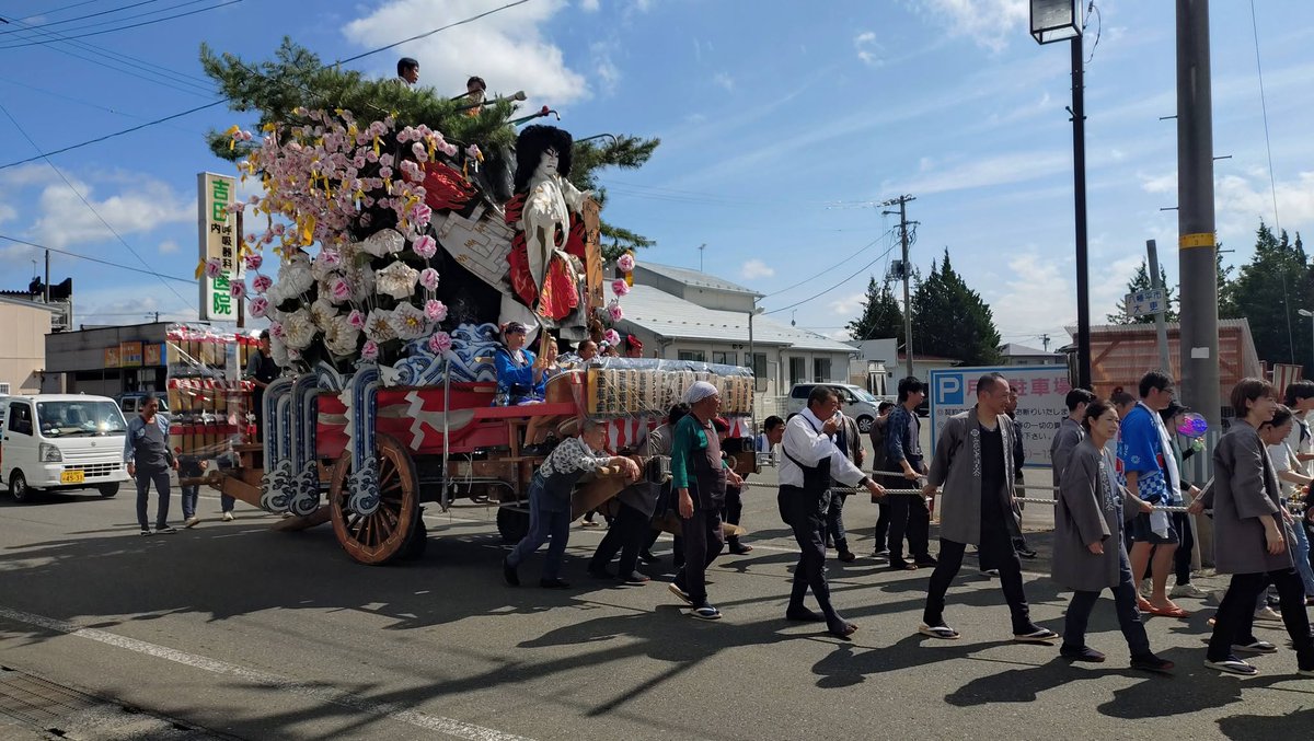 Washinoo's tweet photo. 本日７月15日は八坂神��のお祭りです。
暑すぎるくらいのよい天気で、神社は屋台が出ていて、とても賑わっているはず。
道路を歩く山車に子供神輿と午前中からお祭りの雰囲気がある大更地区。
子供神輿には鷲の尾の飾り樽が使われています。 https://t.co/EOQAjJdLNy