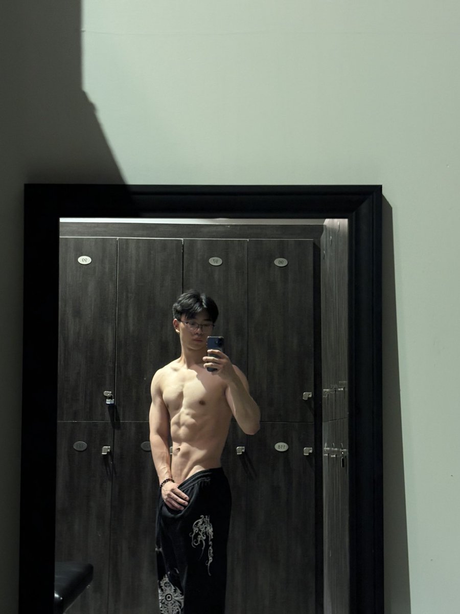 elxceed's tweet photo. and then i realized its my account and i can do what i want 😹 (i couldnt get a proper pic of my back so i screenshotted me moving mid vid🫩) https://t.co/zAs4vsO6g4