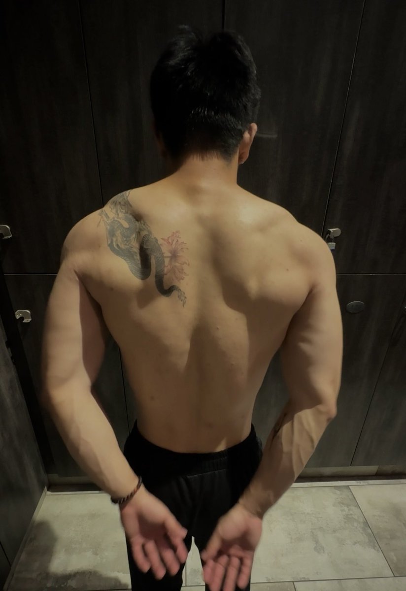 elxceed's tweet photo. and then i realized its my account and i can do what i want 😹 (i couldnt get a proper pic of my back so i screenshotted me moving mid vid🫩) https://t.co/zAs4vsO6g4